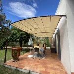 Toile micro-perforée sur pergola en fer forgée